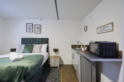 Modern Comfort in the Heart of Castleford – Your Home Away From Home