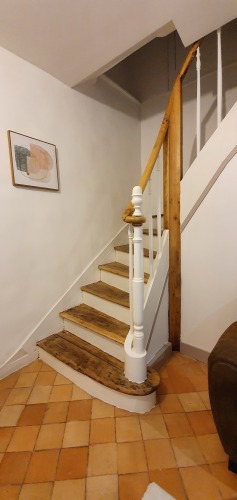 Escalier pour accéder aux deux chambres.