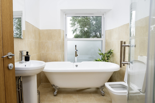 Brand-new suite with roll-top bath and separate shower. Perfect for unwinding, with shampoo, conditioner, shower gel and fresh towels supplied