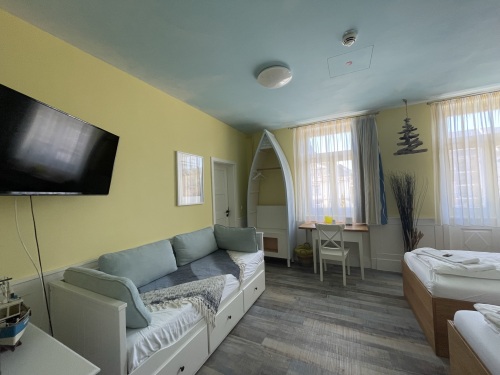 Schlafcouch und Tisch im Royan-Zimmer
