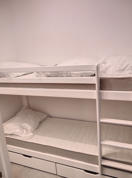 lits superposés dans l'entrée