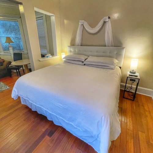 Accessible/ADA Compliant-Double room-Private Bathroom-King-Pool View