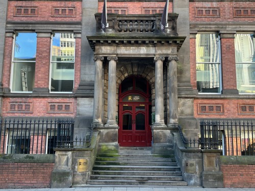 Stylish 2-Bed 2-Bath Apartment in Newly Renovated Victorian Building – Prime Leeds City Centre near Station