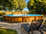 Piscine partagée  idéale pour se rafraîchir et se détendre en toute sérénité.