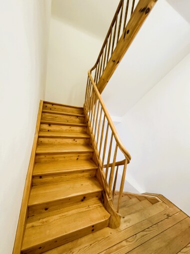 Treppenaufgang mit Holzstufen