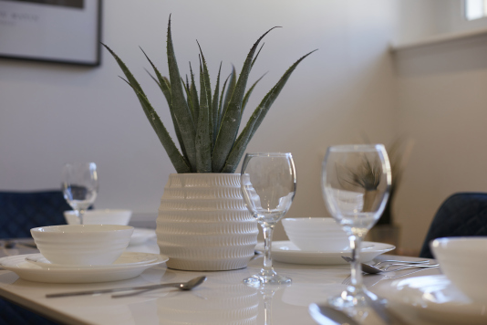 A practical and welcoming kitchen — ideal for everyday cooking needs