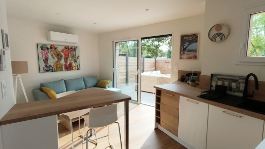 Pièce à vivre de 20 m² climatisée et ouvrant sur la terrasse