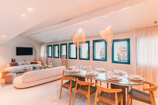 Salon cuisine vue sur le Vieux Port