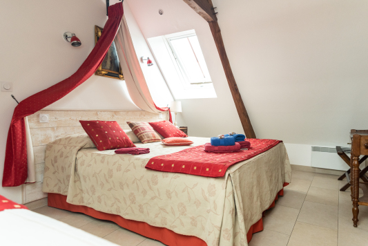 Chambre lit King Size (Appartement mansardé 2ème étage)