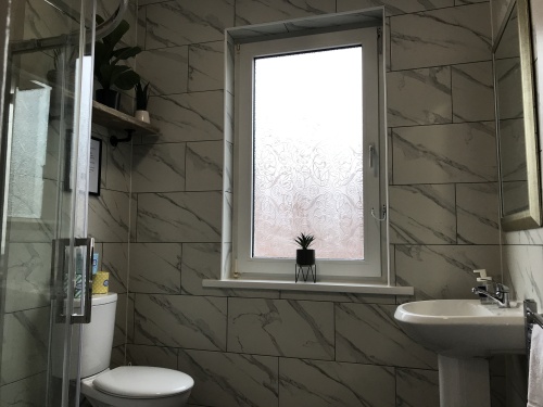 Spacious and modern 3 piece bathroom with Walk-in shower