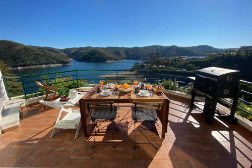 Balcony with a stunning view of the Castelo de Bode lake and the Nautical Club.