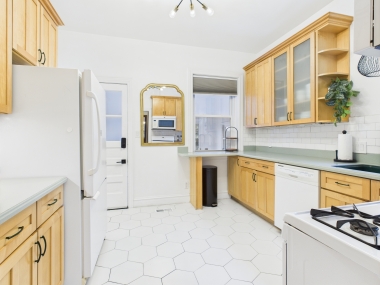 A chef-ready kitchen with room to create and connect.