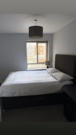 Kind size bed - Bedroom 
