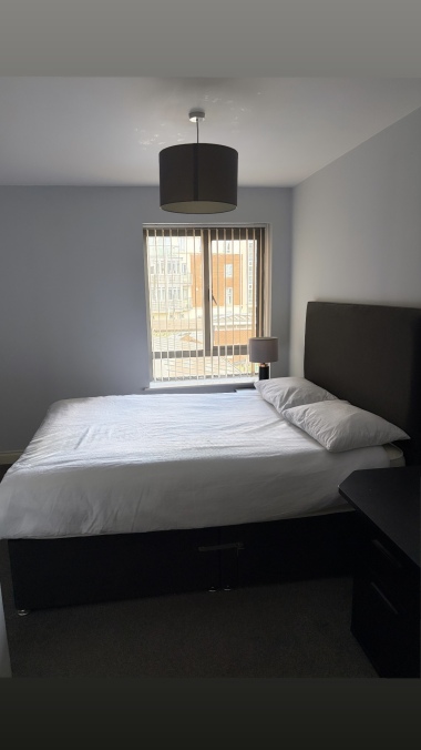 Kind size bed - Bedroom 