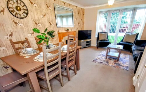 No 23- Large Spacious 3 Bed Home - Parking & WiFi - 