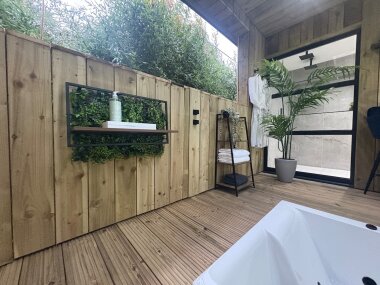 Feature Outdoor Jacuzzi Bath