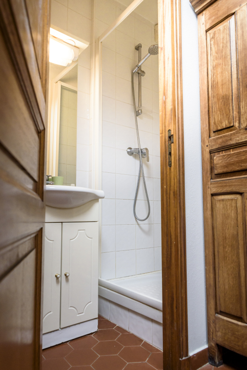Salle de bain (douche + lavabo) de la chambre secondaire