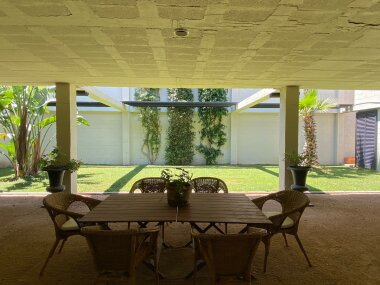 Mesas en zona sombreada