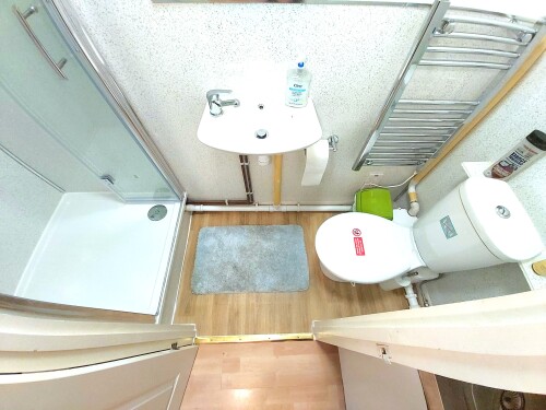 Studio Nr 1 full bathroom picture