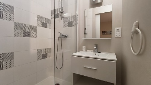 salle d'eau avec douche à l'italienne, meuble vasque