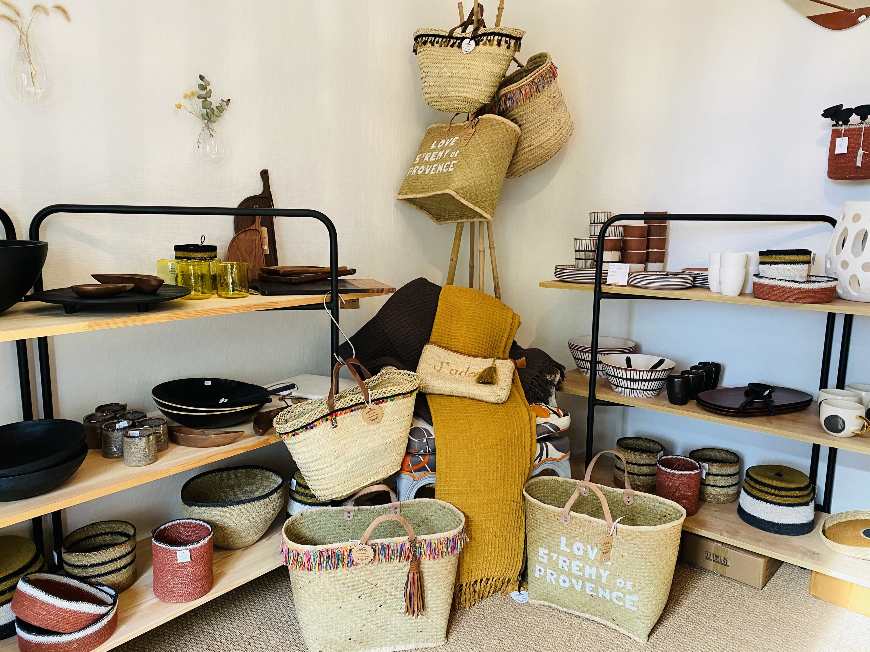 Concept Store Saint Remy De Provence Mas La Pauline Gîtes De Charme & Roulotte, Saint-Rémy-De-Provence | Le Concept  Store