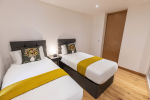 Twin room with desk and chair 