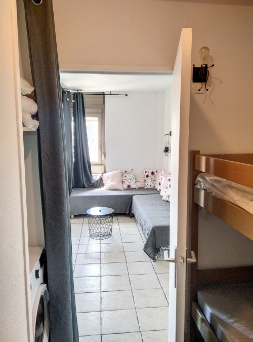 lits superposés et machine à laver dans l'entrée