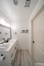 suite 4 bathroom