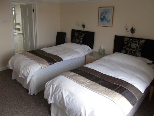 Crinnis, twin room with en-suite.