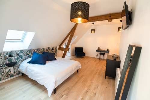 La chambre n°1 est a plus spacieuse, un lit confortable en 160 x 200 cm et un espace bureau - La Grange - Bruyères-et-montberault