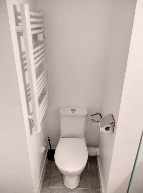 salle d'eau avec toilettes