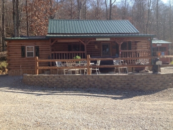 Turkey Ridge Lodges - Cabin # 3 - Front porch / patio 