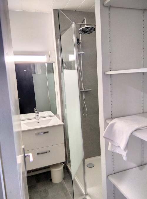 salle d'eau avec rangements