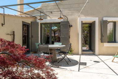 La terrasse et sa tonnelle