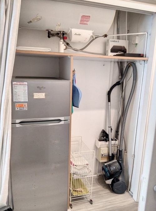 placard dans l'entrée avec réfrigérateur et espace congélation