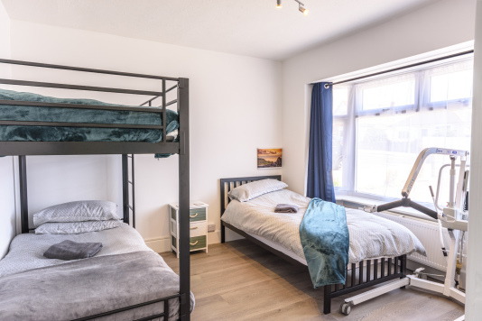 Triple bedroom with room for a mobile hoist 