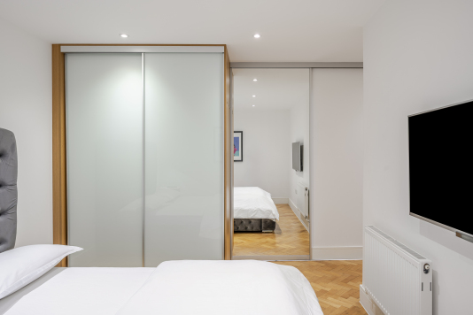 Spacious bedroom with a king size mattress 