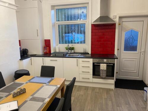 St Pauls Rd - Townhouse Accommodation - Brand New kitchen/diner with all mod cons