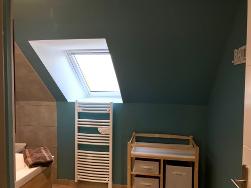 Salle de bain étage avec baignoire, lavabo, WC  et table à langer