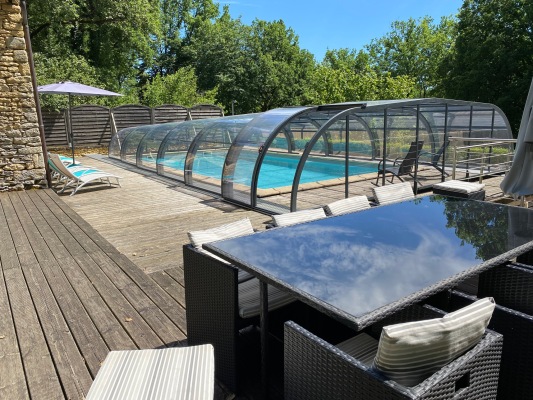 espace repas et accès piscine couverte