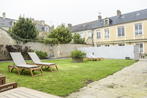 Vue sur le jardin avec bain de soleil