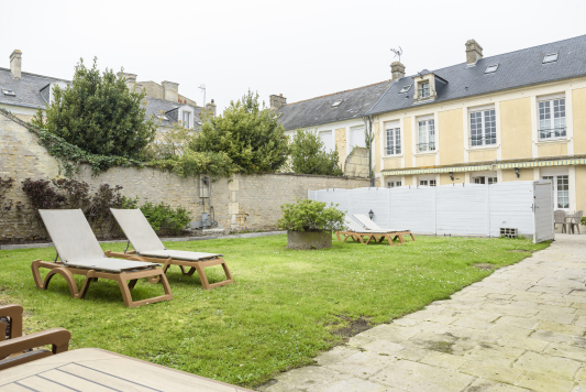Vue sur le jardin avec bain de soleil