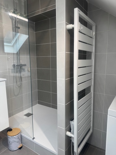 grande douche et radiateur sèche serviettes