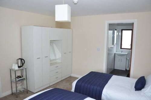Room 2: 1x Double Bed, 1x Single Bed with En-suite (Bath/Shower combination)