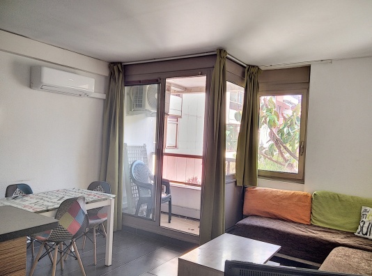 salon climatisé avec accès à la loggia