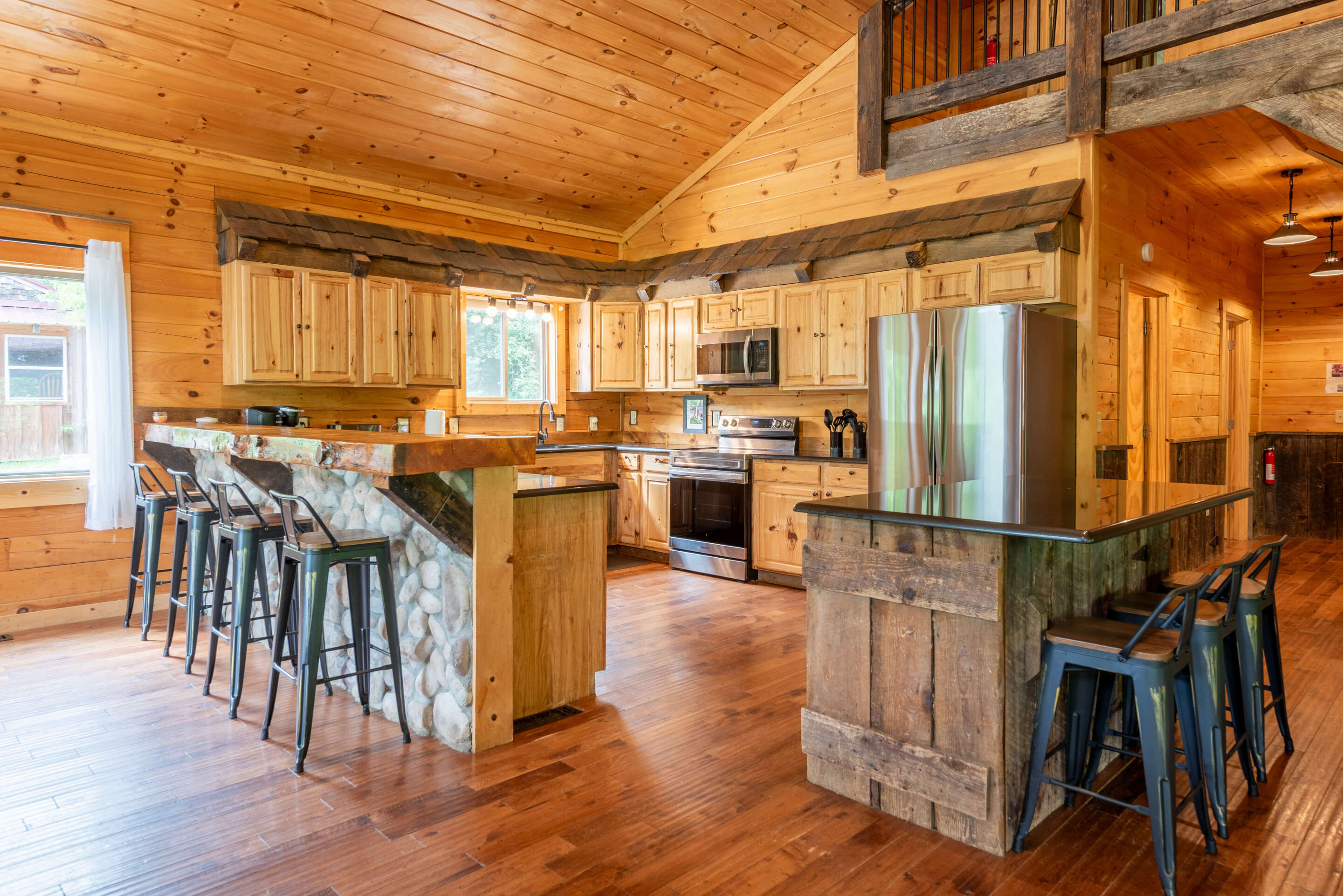 Majestic Lodge | Photo 13