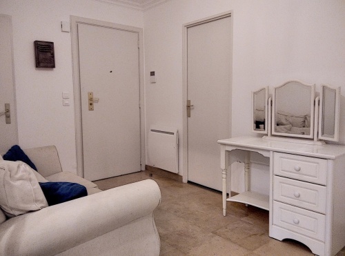 Entrée avec accès à la buanderie et la chambre 2