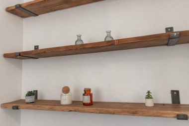 Minimal décor shelving