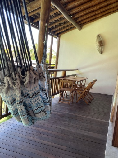 balcone con tavolo e amaca