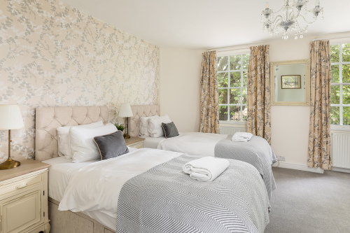 Bedroom 1: 1 Super King or 2 singles beds. Plus 2 super comfortable futons (sleeps 4) Overlooks peaceful Abbey Green
